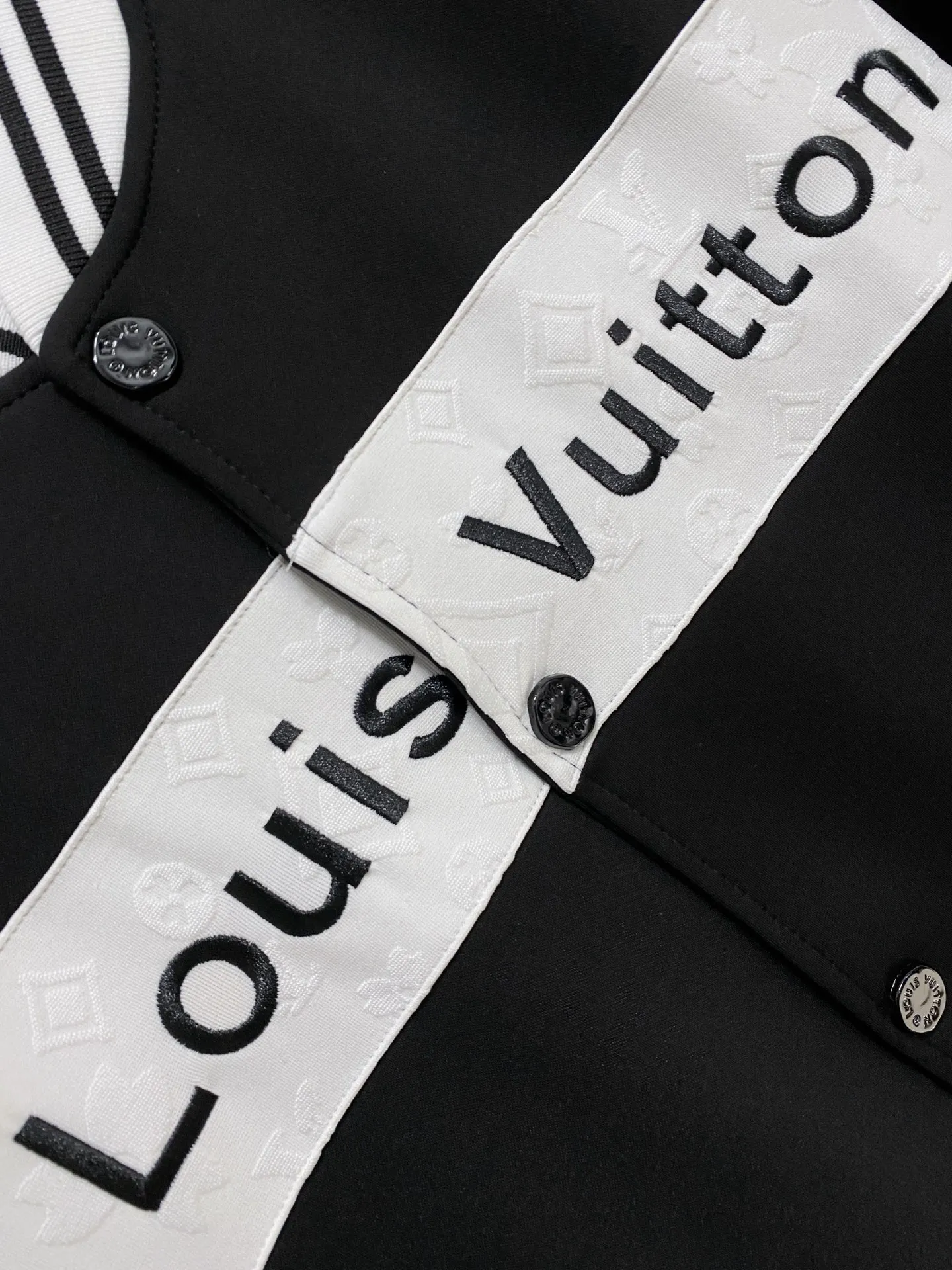 🅿️720 LV 2025 autumn and winter new counter, the same casual Tencel cotton fabric suit, breathable, comfortable and casual! Full of high-end feel! The details are exquisite and high-end, and the workmanship is impeccable! The original high-end fabric is very high-end! The fabric is crisp, anti-wrinkle and wear-resistant, warm, neat and stylish. Everyone must buy a set this autumn and winter. They must look cool and cool when wearing it. This is a model that we highly recommend! M-3XL